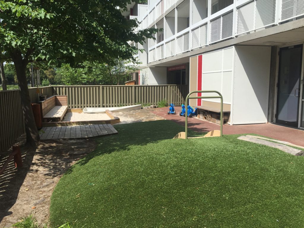 幼稚園的戶外教室 (孩子可以每天跟沙, 水, 草, 樹, 松鼠, 地景玩)